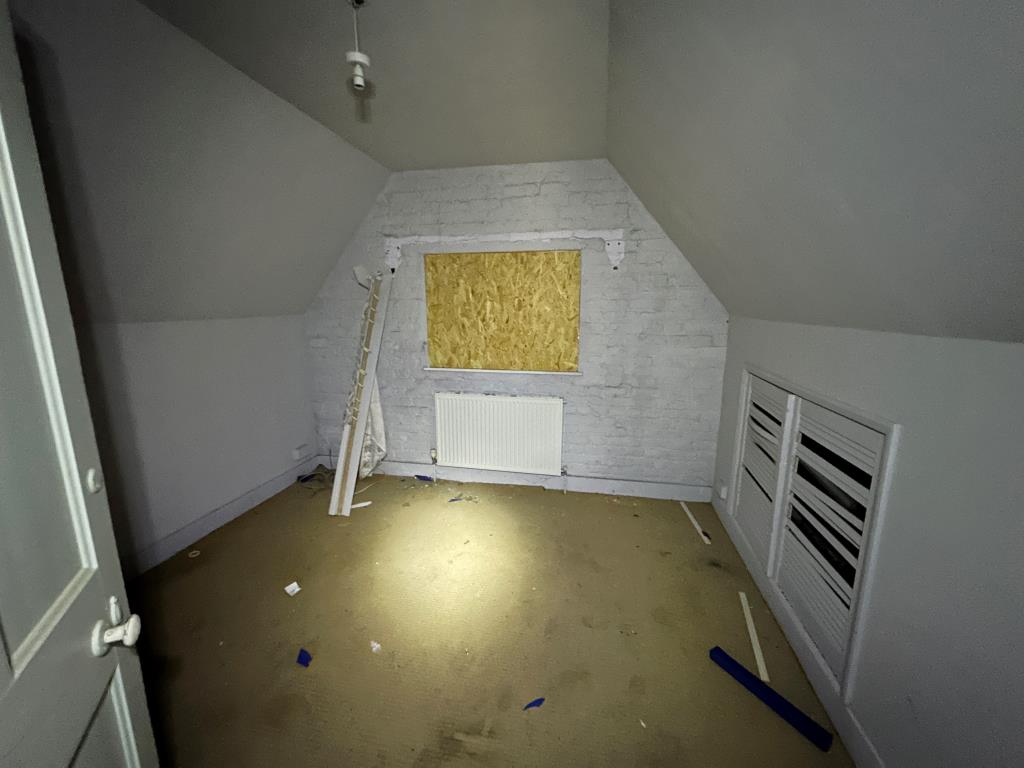 Lot: 40 - THREE-BEDROOM DETACHED HOUSE FOR REPAIR - Second Bedroom